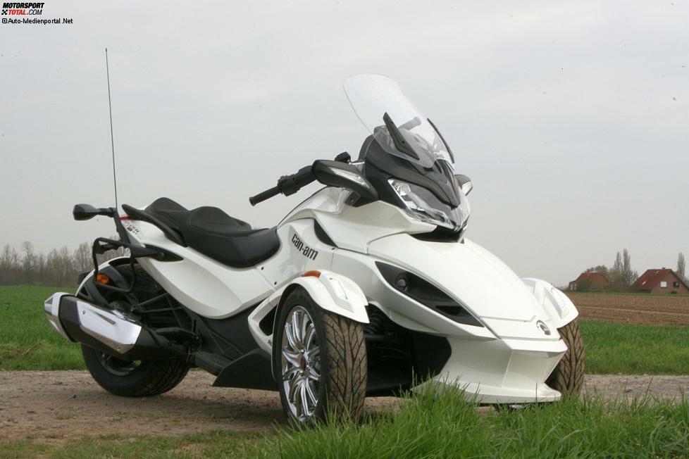 Dreiräder gehören immer noch zu den Fahrzeugen, die im Straßenverkehr große Aufmerksamkeit wecken. Neben Motorrädern mit Beiwagen, Trikes und Zweispur-Rollern gehört auch der Can-Am Spyder dazu. Das bemerkenswerte Gefährt aus Kanada ist und bleibt aber eine Ausnahmeerscheinung. Das gilt sowohl für die Häufigkeit, in der es im Straßenverkehr anzutreffen ist, als auch für das Konzept. 