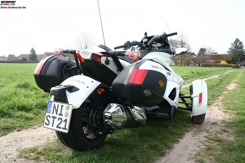 Der Spyder zeigt sich auch bei starker Verzögerung absolut spurstabil. Neu sind zudem Niederquerschnittsreifen. Deren hinten montiertee Exemplar lässt sich beim Ampelstart auch schon mal zum Quietschen bringen, denn die Traktionskontrolle greift erst ab 50 km/h und nur in Kurven. 