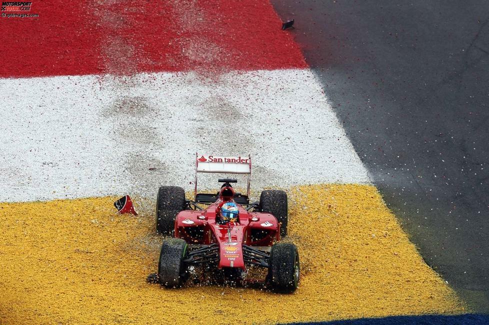 Beim Start in Malaysia fährt Alonso Sebastian Vettel ins Heck und verliert eine Runde später seinen Frontflügel - der bisher einzige Saisonausfall für den Spanier.