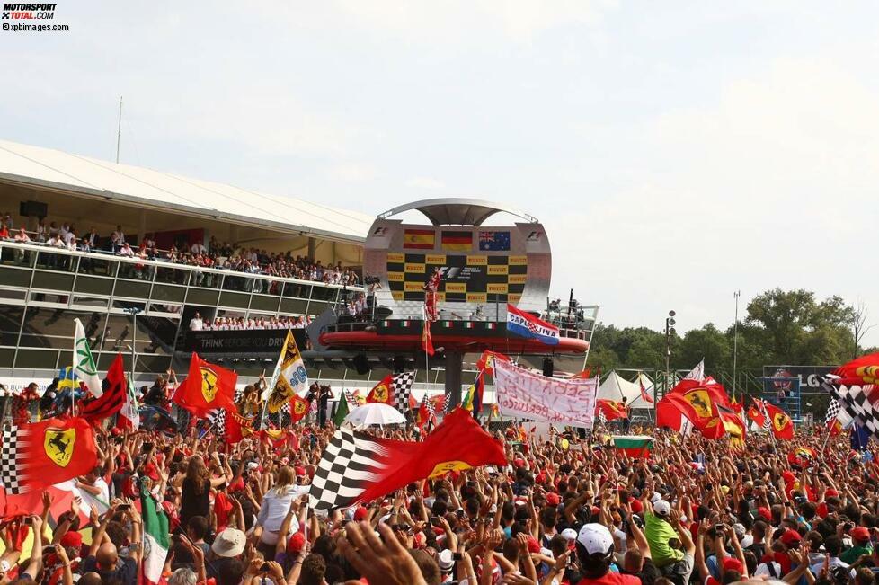 Beim Ferrari-Heimspiel in Monza wird Alonso für seinen zweiten Platz frenetisch von tausenden Tifosi bejubelt. Sieger Vettel erntet seinerseits Pfiffe für eine makellose Leistung.