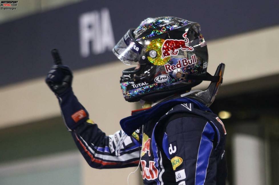 #7: Vielleicht nicht Vettels schönster Helm, dafür aber einer der wichtigsten: Diese Psycho-Glitzer-Variante kam in Abu Dhabi 2010 zum Einsatz, als der damals 23-Jährige seinen ersten Weltmeistertitel einfahren konnte. Aber auch die Idee mit dem Glitzer bei Nacht ist uns einen Platz in den Top 10 wert.