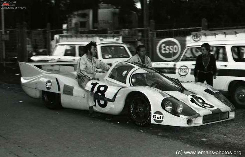 Wie stark Porsche mit Le Mans verbunden ist, zeigt ein weiterer Rekord der Zuffenhausener: Seit 62 Jahren ist bei jeder Auflage des 24-Stunden-Rennens mindestens ein Porsche gefahren. Insgesamt 753 Nennungen wurden mit Fahrzeugen des Sportwagenherstellers bislang abgegeben. 1971 waren unter den 49 Startern in Le Mans sagenhafte 33 Porsches.