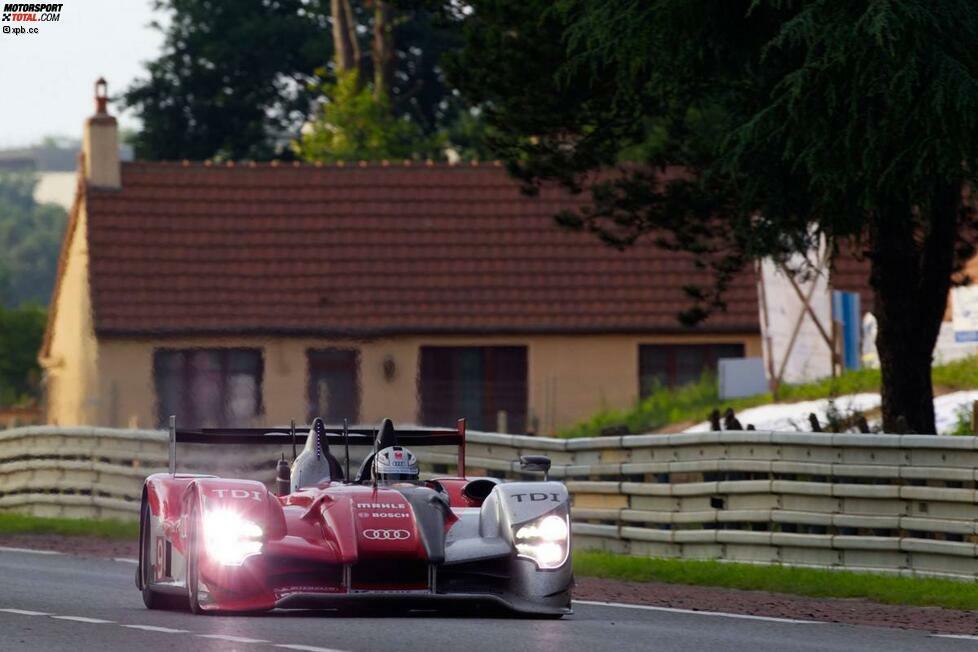 Den Distanzrekord hält seit dem Jahr 2010 Audi. Timo Bernhard, Romain Dumas und Mike Rockenfeller legten bei ihrer Siegesfahrt insgesamt 5.410,713 Kilometer zurück. Das Trio übertraf damit den Uralt-Rekord von Marko/van Lennep (Porsche) aus dem Jahr 1971 (5.335 km).