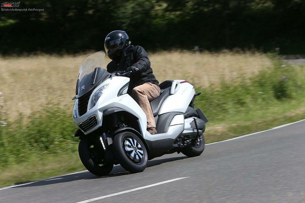 Der Dreirad-Scooter Peugeot Metropolis ist ab sofort bestellbar. Das mit Neigungstechnik an den beiden Vorderrädern ausgestattete Fahrzeug kann auch mit dem Autoführerschein gefahren werden. 