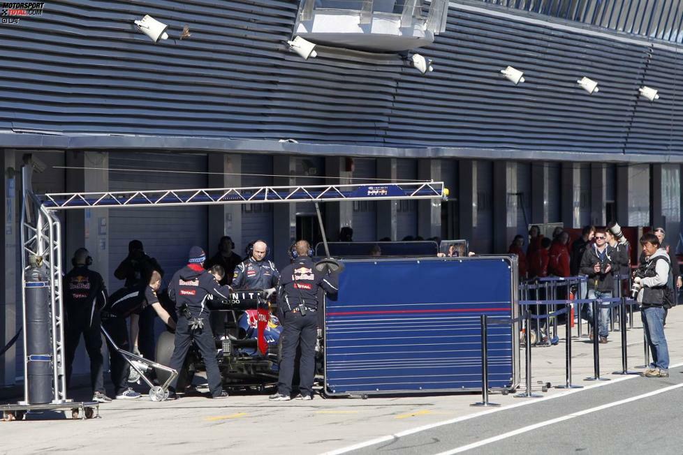 Schon bei den ersten Testfahrten in Jerez beginnt die große Geheimniskrämerei: Das Auto von Sebastian Vettel und Mark Webber wird hinter Stellwänden versteckt, wenn es nicht auf der Strecke ist. Die Konkurrenz wittert große Geheimnisse und fürchtet, dass die Truppe aus Milton Keynes auch 2013 nicht zu schlagen sein wird.