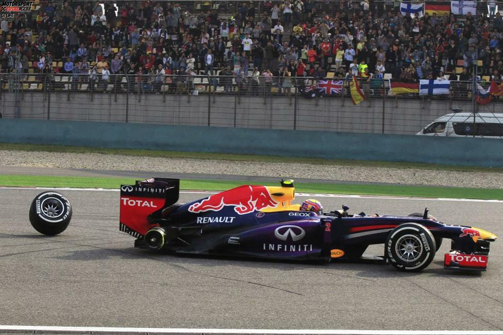 Doch im Gegensatz zu Webber kommt der Deutsche wenigstens ins Ziel. Weil die Boxencrew einen Reifen nicht festzurrt, rollt der Australier kurz nach seinem Boxenstopp aus. Es ist kein gutes Wochenende für den 37-Jährigen: Im Qualifying streikt die Tankanlage, und vor seinem Aus kollidiert er mit Jean-Eric Vergne und fängt sich eine Strafversetzung ein. Noch während des Wochenendes nähren sich erste Porsche-Gerüchte.