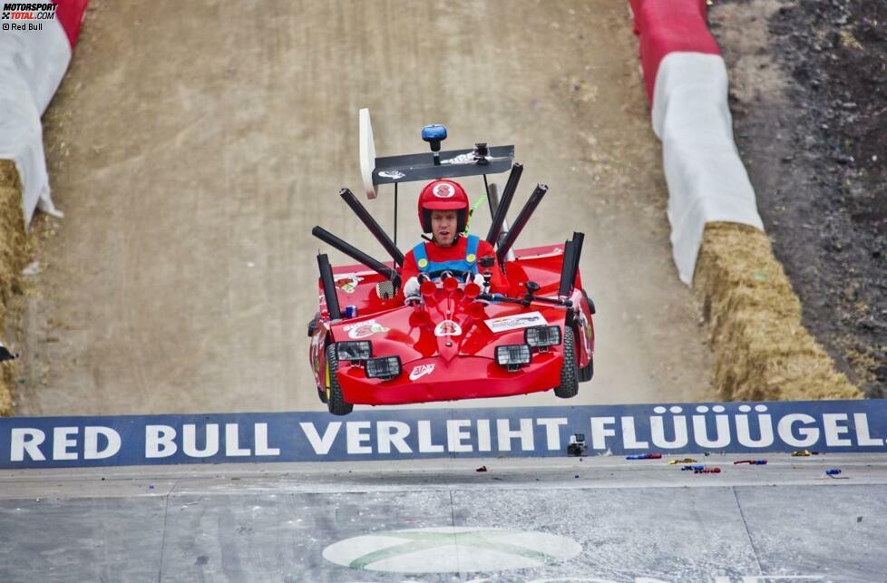 Dass Sebastian Vettel aber auch abseits der Strecke Spaß haben kann, beweist er immer wieder. In Herten nimmt er als 