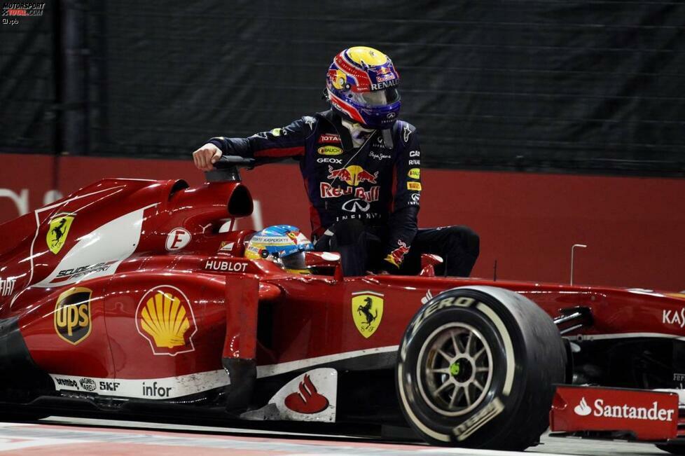 Während Vettel weiter von Sieg zu Sieg eilt, bleiben für Teamkollege Webber nur sonstige Schlagzeilen übrig. In Singapur rollt der Australier eine Runde vor dem Ende aus und wird von Fernando Alonso per Taxi zurück in die Boxengasse gefahren. Die FIA-Rennkommissare finden das gar nicht lustig und verwarnen beide. Für Webber bedeutet dies sogar eine Rückversetzung in der Startaufstellung.