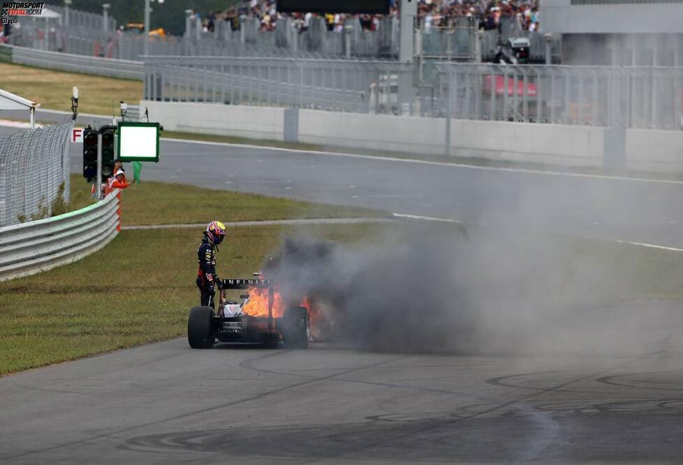 Für Webber ist klar: Für ihn geht es in seiner Abschiedssaison nur noch um Rang zwei. Doch auch der ist schwierig zu erreichen, weil ihn immer wieder seine Pechsträhne einholt. In Südkorea fackelt sein Red Bull nach einem Abschuss von Adrian Sutil ab, in Indien versagt seine Lichtmaschine auf Rang zwei liegend. So wird es nichts mit einem Abschiedssieg.