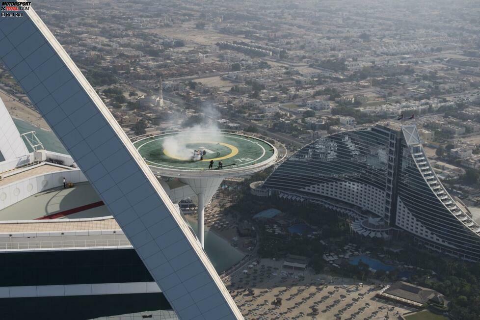 Doch bei Red Bull muss alles immer eine Spur größer und extremer sein. Seine beiden WM-Titel feiert das Team kurzerhand mit Donuts auf dem Burj Al Arab in Dubai in 210 Metern Höhe. Ex-Pilot David Coulthard zeigt sich als durchaus schwindelfrei und begeistert von der Idee.