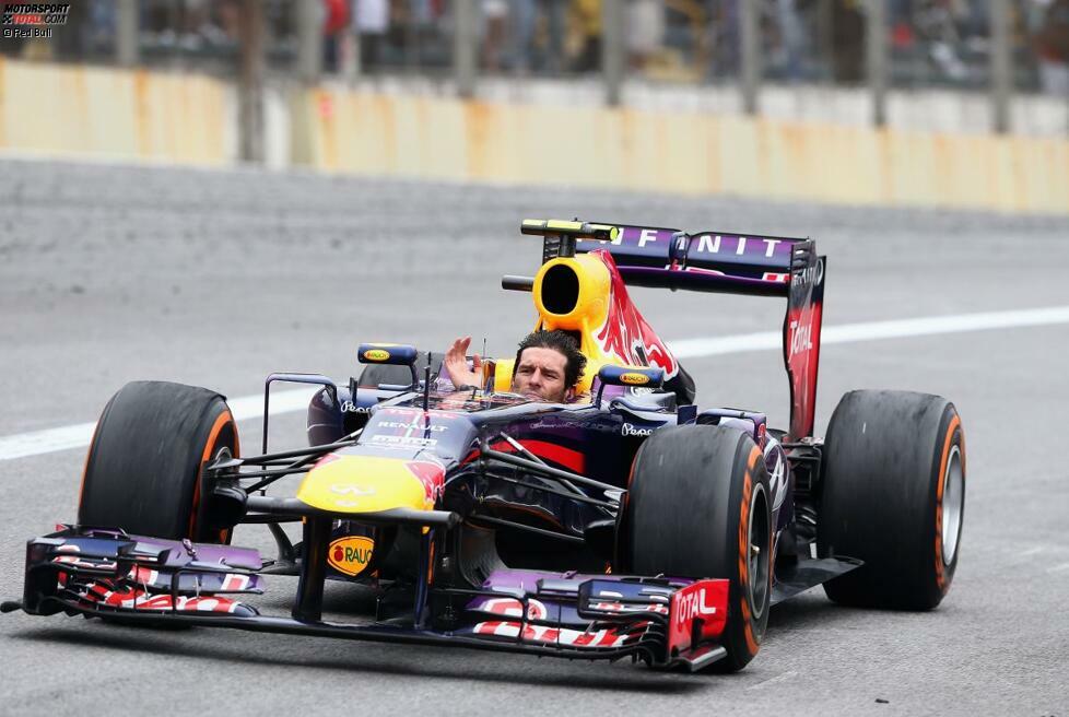 Unvergessen bleibt natürlich auch seine allerletzte Runde in Brasilien. Auf der Auslaufrunde zieht Webber seinen Helm vom Kopf und fährt 