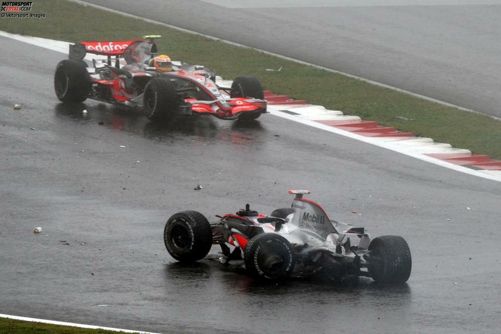 Crash beim Regenchaos in Fuji: Alonso macht in Japan den wohl WM-entscheidenden Fehler und beendet die Saison an dritter Stelle - einen Zähler hinter Weltmeister Räikkönen, punktgleich mit Hamilton. Erst zum zweiten Mal nach Tarso Marques 2001 landet er in der Gesamtwertung hinter dem Teamkollegen, zumindest was die Platzierung betrifft.