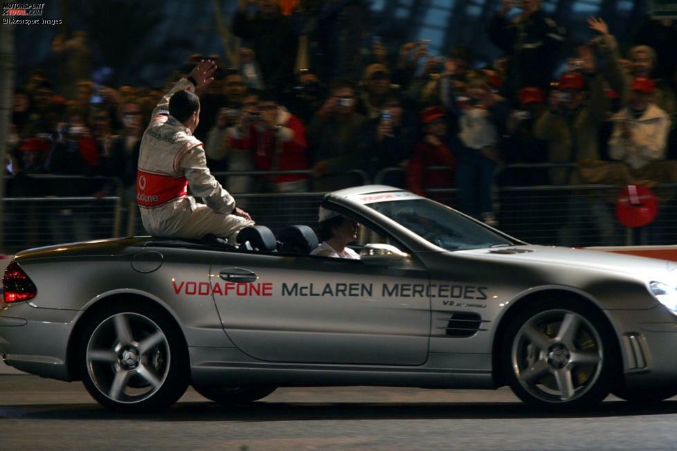 Neuanfang im Jahr 2007: Alonso wechselt von Playboy Flavio Briatore zum militärisch disziplinierten McLaren-Teamchef Ron Dennis, lässt sich die Haare kurz schneiden und wird im Rahmen eines millionenschweren Launches in Valencia (die Rechnung dafür bezahlt der neue Teamsponsor Vodafone) spektakulär präsentiert.