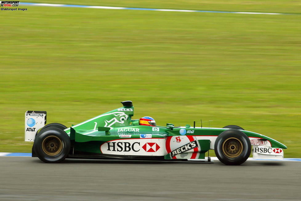 Ein Test, den viele längst vergessen haben: Alonso sitzt 2002 unter Teamchef Niki Lauda im grünen Jaguar, dabei steht wegen seiner Verbindung zu Flavio Briatore insgeheim längst fest, dass er nach einem Lehrjahr als Testfahrer zu Renault wechseln wird.