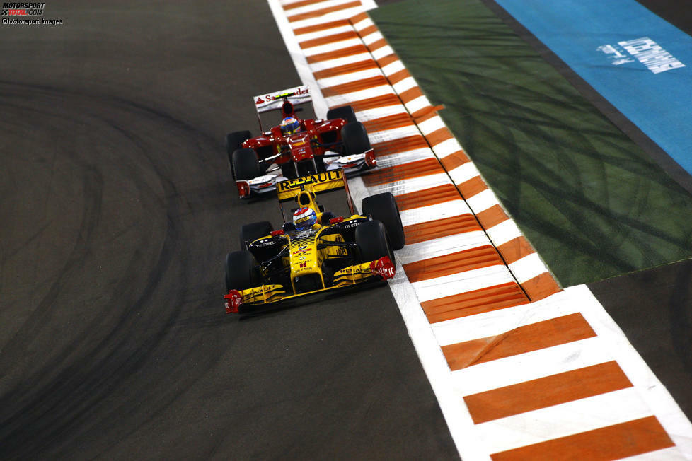 Auch beim alles entscheidenden WM-Finale 2010 sieht Alonso rot, obwohl das Auto vor ihm gelb ist: Wegen eines Fehlers der Ferrari-Strategen hat er das ganze Rennen hindurch Witali Petrow vor sich - und Sebastian Vettel kann in aller Seelenruhe doch noch Weltmeister werden. 2011 ist Alonso gegen den übermächtigen Vettel machtlos.