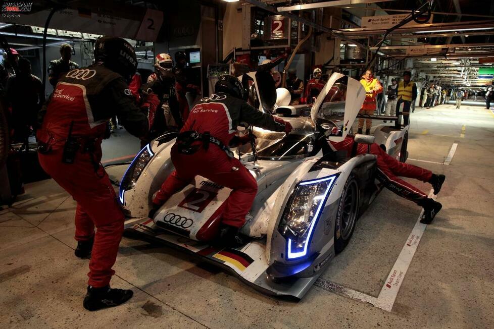 Schneller und effizienter: Der siegreiche Audi R18 e-tron quattro von Loic Duval/Tom Kristensen/Allan McNish mit der Startnummer 2 legte in Le Mans 34 Boxenstopps ein und benötigte dafür 47:14.799 Minuten. Dabei standen bei 58 Liter erlaubtem Tankvolumen theoretisch maximal 1.972 Liter Dieselkraftstoff zur Verfügung. Der Toyota Nummer 8 auf Platz zwei des Rennens benötigte für 30 Stopps 43:20.111 Minuten, konnte aufgrund eines Tankvolumens von 76 Litern aber bis zu 2.280 Liter Ottokraftstoff nachtanken.