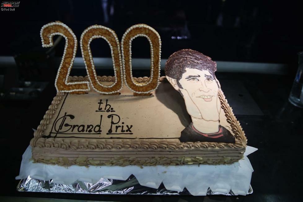 In tristem Hellbraun und mit einer Karrikatur des Australiers: Die Torte für Mark Webber, der am Bahrain-Wochenende seinen 200. Grand Prix bestritt. Das Kinn fällt noch größer aus als jenes von Michael Schumacher - vielleicht weil Webber nach der Stallorder-Affäre immer solch ein langes Gesicht zieht?