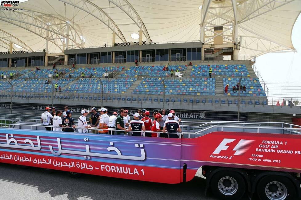 Die Formel 1 wird in Bahrain zwar mit offenen Armen empfangen, aber das Interesse der Öffentlichkeit im Königreich hält sich dennoch in Grenzen. Die Piloten konnten die Zuschauer auf der Tribüne bei der Fahrerparade eigentlich einzeln per Handschlag begrüßen.