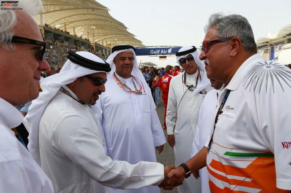 Weitere Milliarden auf einem Foto: Force-India-Teamchef und Geschäftsmann Vijay Mallya trifft Bahrain-Kronprinz Salman bin Hamad Al Khalifa und dessen Gefolge. Die Königsfamilie lässt sich den Grand Prix viel kosten. Allein Ecclestone kassiert pro Jahr 40 Millionen US-Dollar an Antrittsprämie.