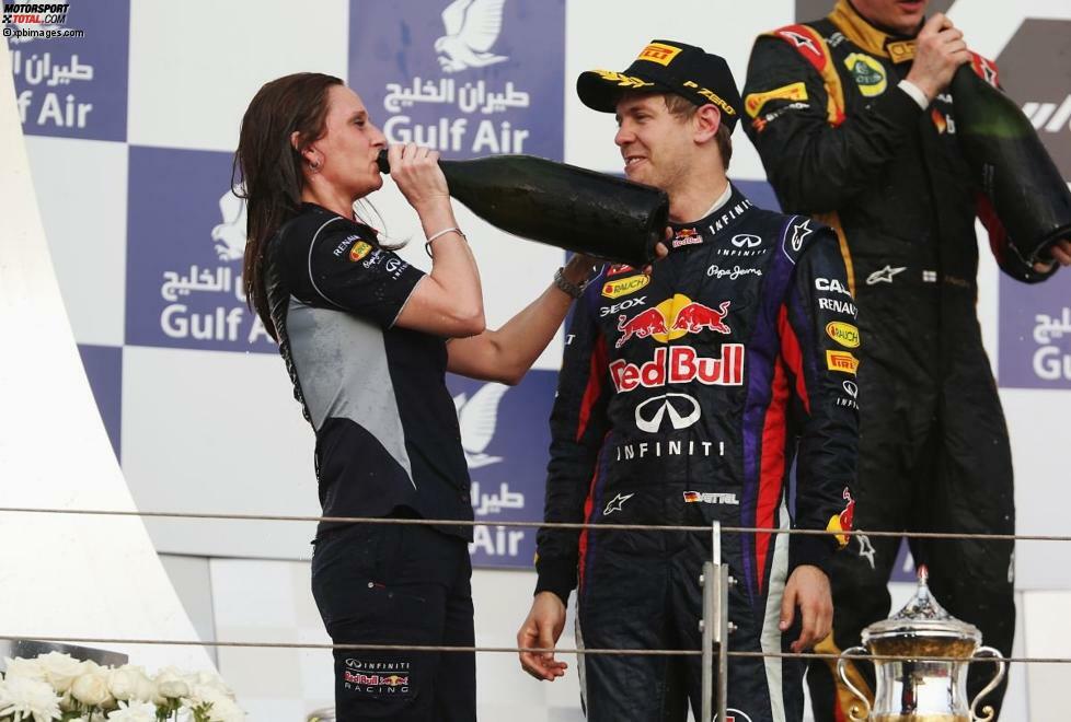 Rennsieger Sebastian Vettel kletterte mit weiblicher Begleitung auf das Siegerpodest. Die Elektronikspezialistin Gill Jones wurde von Red Bull auserkoren, den Pokal für das Siegerteam in Empfang zu nehmen - ein Novum in der Formel 1. Wie immer in Bahrain: Es gab keinen Schampus, sondern Rosenwasser.