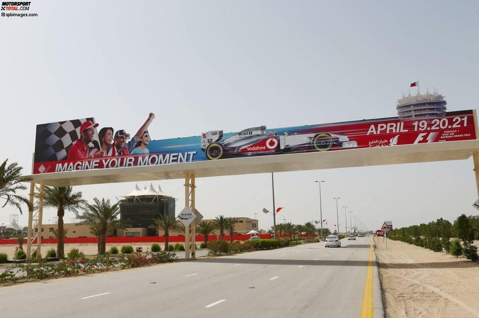 Die Straßen von Manama in Richtung Rennstrecke in Sakhir: Viel Werbung für das Formel-1-Rennen, wenige Autos und immer wieder (hier ausnahmsweise nicht zu sehen) Polizeiposten. Sicherheit wird groß geschrieben.