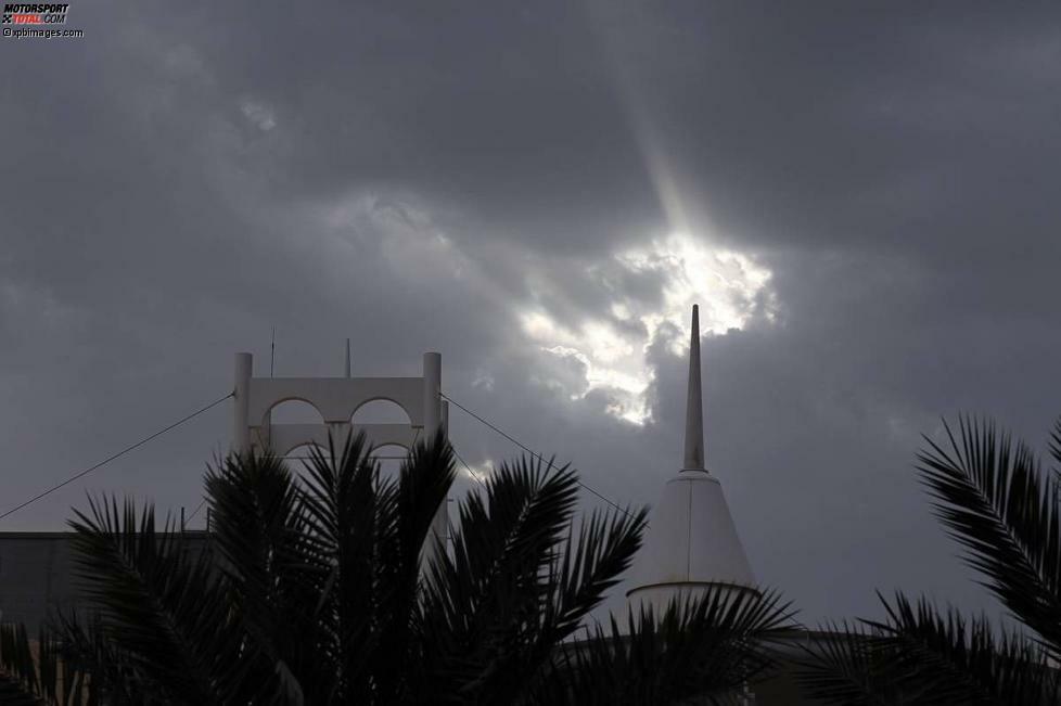 Eigentlich gilt Bahrain als das Rennen im Kalender, bei dem man die stabilsten Wetterbedingungen erwarten darf. Aber der Formel-1-Tross wurde in Manama von einem seltenen Schauspiel überrascht: Am Donnerstag gab es dicke Wolken und sogar einen kräftigen Regenguss.