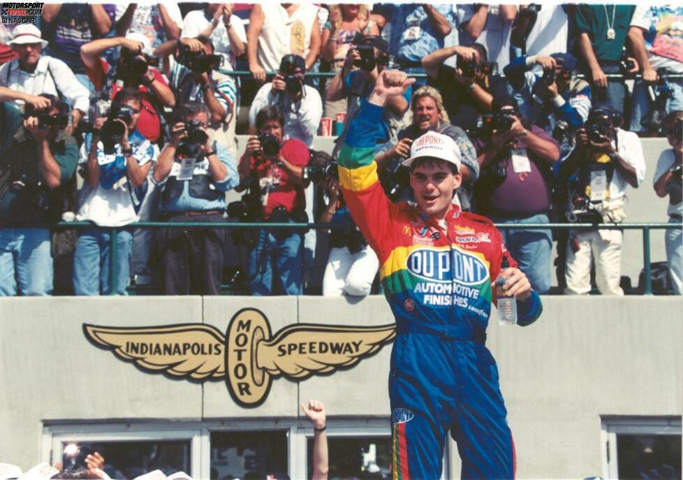 6. August 1994: Zwei Tage nach seinem 23. Geburtstag gewinnt Jeff Gordon (Hendrick-Chevrolet) das erste NASCAR-Rennen in Indianapolis. Der Youngster profitiert dabei von einem späten Reifenschaden am Yates-Ford von Ernie Irvan und feiert vor über 400.000 Zuschauern einen umjubelten Sieg. Bis heute betrachtet Gordon, inzwischen viermaliger NASCAR-Champion, den historischen Triumph als den 