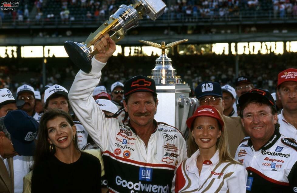 5. August 1995: Die zweite Auflage des Brickyard 400 wird zur sicheren Beute von Dale Earnhardt (Childress-Chevrolet). Der siebenmalige NASCAR-Champion setzt sich gegen seinen Dauerrivalen Rusty Wallace (Penske-Ford) durch und trägt sich nach Jeff Gordon als zweiter Name in die NASCAR-Siegerliste des Indianapolis Motor Speedway ein.