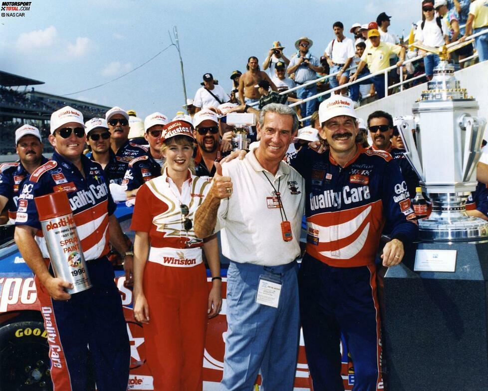 3. August 1996: Dale Jarrett (Yates-Ford) gewinnt die dritte Auflage des Brickyard 400 vor Teamkollege Ernie Irvan, der den Triumph zwei Jahre nach seinem Reifenschaden erneut knapp verpasst. Für Jarrett ist es nach seinem Daytona-500-Sieg im Februar der zweite große Sieg in der Saison 1996.