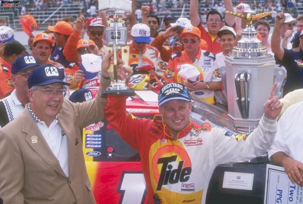 2. August 1997: Überraschungssieg im Brickyard. Keiner der ganz großen Favoriten, sondern NASCAR-Dauerbrenner Ricky Rudd fährt im Ford Thunderbird seines eigenen Teams zum größten Sieg seiner über 30 Jahre dauernden NASCAR-Karriere. Der Zweitplatzierte Bobby Labonte (Gibbs-Pontiac) hat bei diesem Rennen noch das Nachsehen.