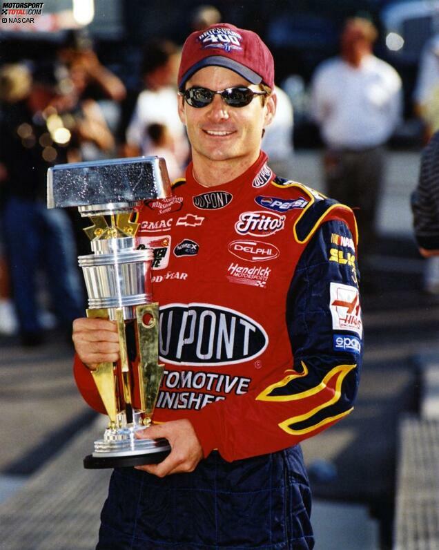 5. August 2001: Wieder gewinnt Jeff Gordon (Hendrick-Chevrolet). Sein dritter Sieg beim Brickyard 400 gelingt am Tag nach seinem 30. Geburtstag. Am Saisonende lässt Gordon Titel Nummer vier folgen. Platz zwei in Indianapolis geht im Rahmen einer starken Comeback-Saison von Dodge an Ganassi-Pilot Sterling Marlin.