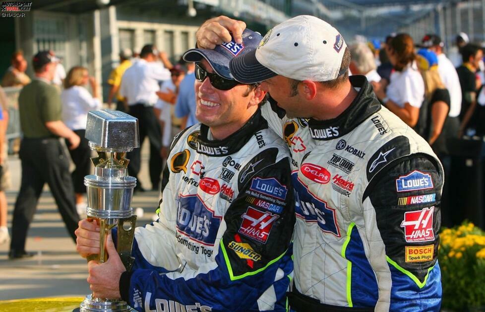 6. August 2006: Auf dem Weg zum ersten von fünf NASCAR-Titeln in Folge gewinnt Jimmie Johnson (Hendrick-Chevrolet) ein halbes Jahr nach seinem ersten Daytona-500-Sieg auch das Brickyard 400 zum ersten Mal. Matt Kenseth (Roush-Ford) bleibt zum zweiten Mal nach 2003 nur Platz zwei.