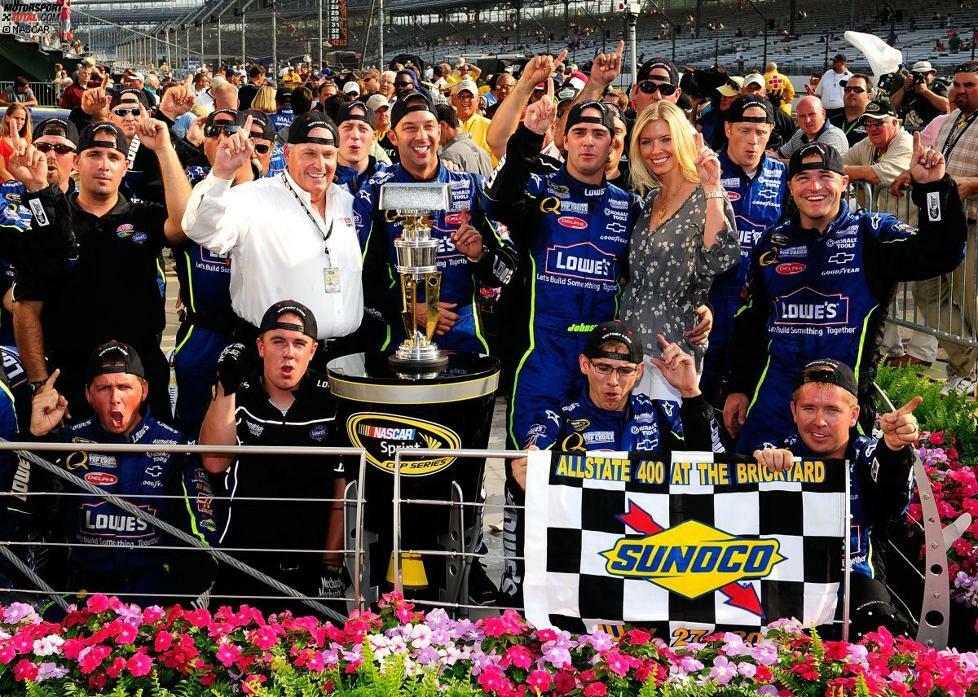 27. Juli 2008: Zwei Jahre nach seinem ersten Brickyard-400-Sieg schlägt Jimmie Johnson (Hendrick-Chevrolet) erneut zu. Das Rennen, bei dem der spätere Vize-Champion Carl Edwards (Roush-Ford) als Zweiter ins Ziel kommt, gerät allerdings weniger aufgrund der sportlichen Ereignisse in die Schlagzeilen. Stattdessen bestimmen das Goodyear-Reifendebakel und die damit einhergehende Serie von sechs Competition-Cautions das Bild.