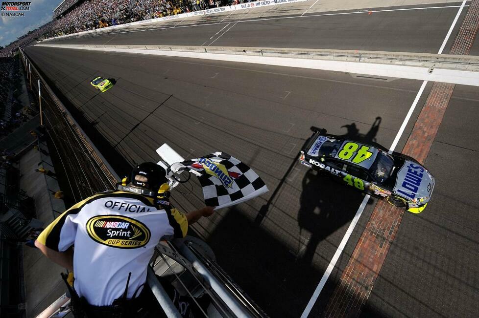 26. Juli 2009: Dritter Sieg für Jimmie Johnson (Hendrick-Chevrolet) beim zweitgrößten NASCAR-Rennen des Jahres. Knapp hinter ihm läuft Teamkollege Mark Martin auf Platz zwei ein und wird am Saisonende einmal mehr Vize-Champion. Bezeichnend: Zum fünften Mal nach 1998, 1999, 2006 und 2008 gewinnt der Brickyard-400-Sieger Ende des Jahres den Titel vor dem Zweitplatzierten aus Indianapolis.