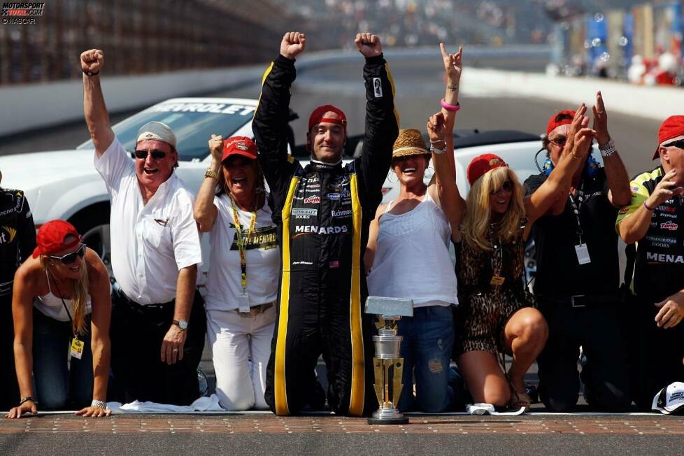 31. Juli 2011: Riesenjubel bei Paul Menard (Childress-Chevrolet). Dem Sohn des US-Baumarkt-Moguls John Menard gelingt mit dem Brickyard-400-Sieg der bis heute einzige Sprint-Cup-Sieg und der mit Abstand größte Triumph seiner Rennfahrerkarriere. Der Zweitplatzierte Jeff Gordon (Hendrick-Chevrolet) verpasst seinen fünften Brickyard-400-Sieg um weniger als eine Sekunde.