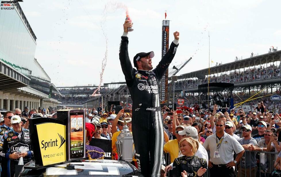 29. Juli 2012: Jimmie Johnson (Hendrick-Chevrolet) sichert sich in überzeugender Manier vor Kyle Busch (Gibbs-Toyota) seinen vierten Sieg beim Brickyard 400. Der einstige Schüler von Jeff Gordon zieht damit in dieser Statistik mit seinem Mentor gleich.