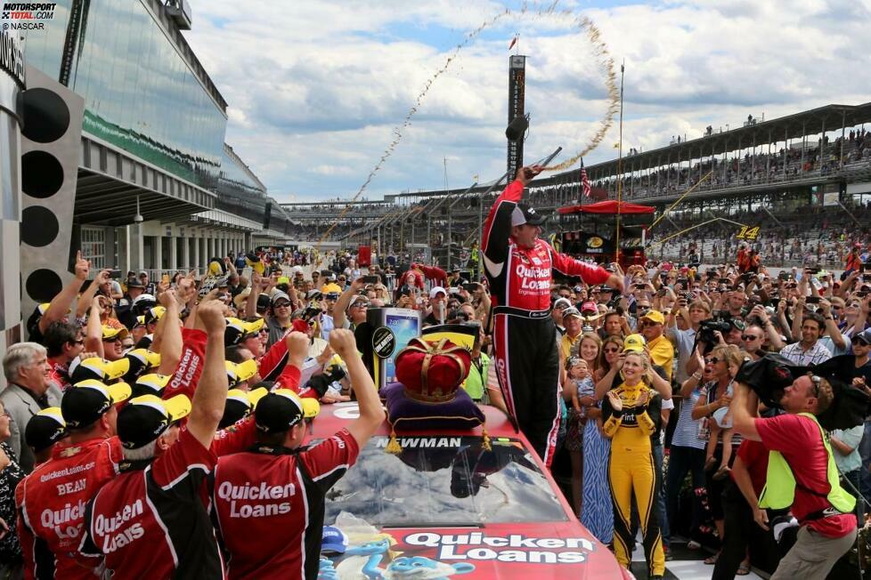 28. Juli 2013: Ryan Newman (Stewart/Haas-Chevrolet) fährt bei seinem Heimrennen zum größten Sieg seiner Karriere nach dem Daytona-500-Triumph 2008. Jimmie Johnson (Hendrick-Chevrolet; 2.) hat das Rennen über weite Strecken im Griff, verliert die Chance auf seinen fünften Brickyard-400-Sieg aber durch einen langen letzten Boxenstopp.