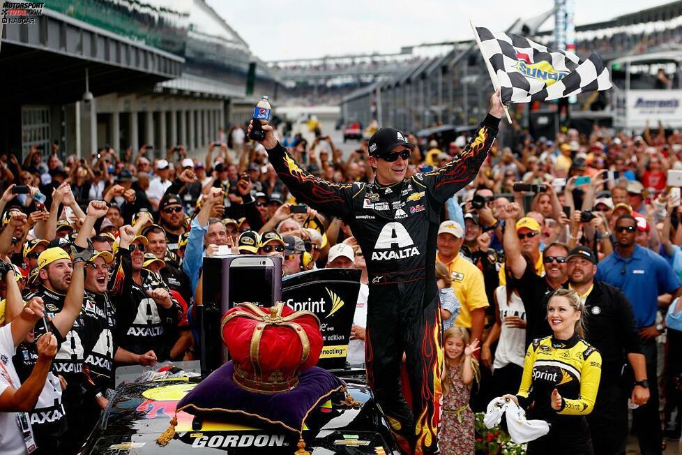 27. Juli 2014: Nicht Jimmie Johnson, sondern Jeff Gordon ist derjenige, dem der fünfte Brickyard-400-Sieg gelingt. Der lange Zeit im nahegelegenen Pittsboro wohnhafte Kalifornier triumphiert vor Kyle Busch (Gibbs-Toyota), der zum zweiten Mal nach 2012 