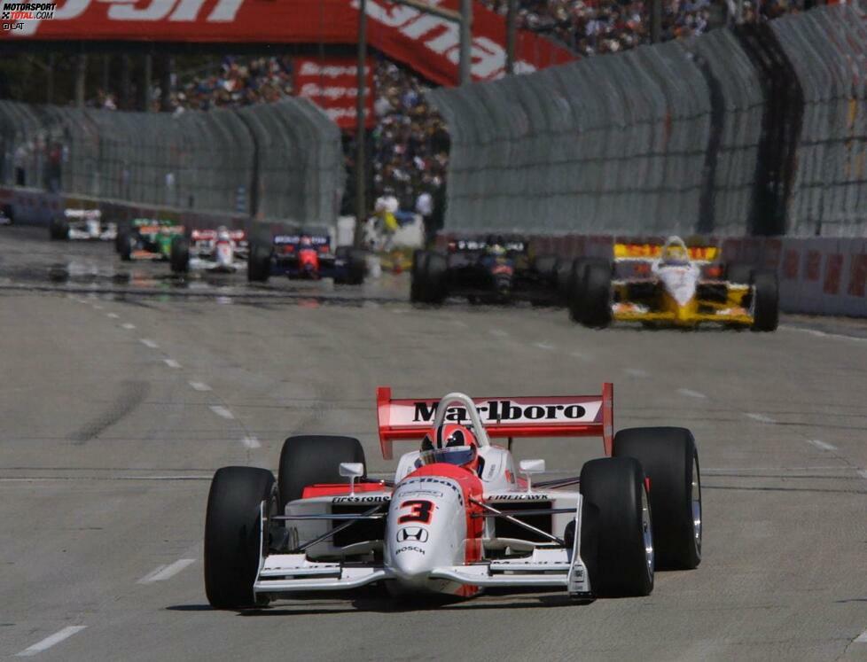 2001 gelingt Castroneves schon beim zweiten Lauf in Long Beach der erste Saisonsieg. Keine zwei Monate später folgt das Highlight ...