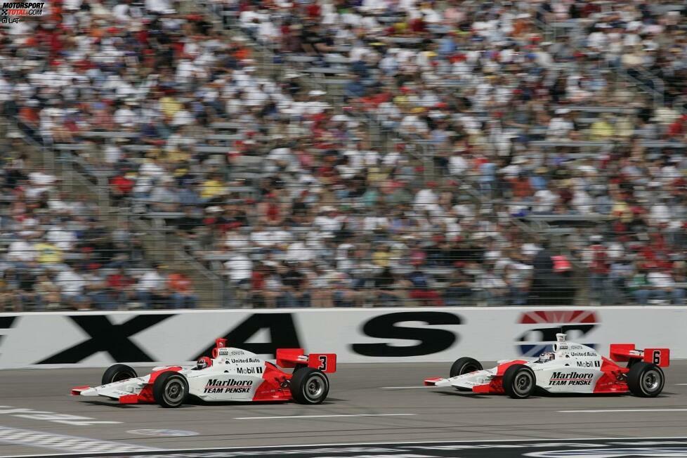 Ab 2004 ist Sam Hornish Jr. der neue Penske-Teamkollege von Castroneves. Der Neuzugang im Team startet furios und siegt beim Saisonauftakt in Homestead. Das Saisonfinale auf dem Texas Motor Speedway gewinnt Castroneves. Es ist sein erster Saisonsieg in einem insgesamt durchwachsenen Penske-Jahr 2004: Gesamtrang vier für Castroneves, Gesamtrang sieben für Hornish Jr.