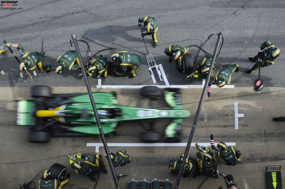 Zum Auftakt der Europa-Saison in Barcelona profitiert auch van der Garde vom Upgrade des Caterham. Es nützt dem Niederländer allerdings nichts. Nach dem zweiten Boxenstopp verliert er das linke Hinterrad und muss das beschädigte Auto daraufhin abstellen.