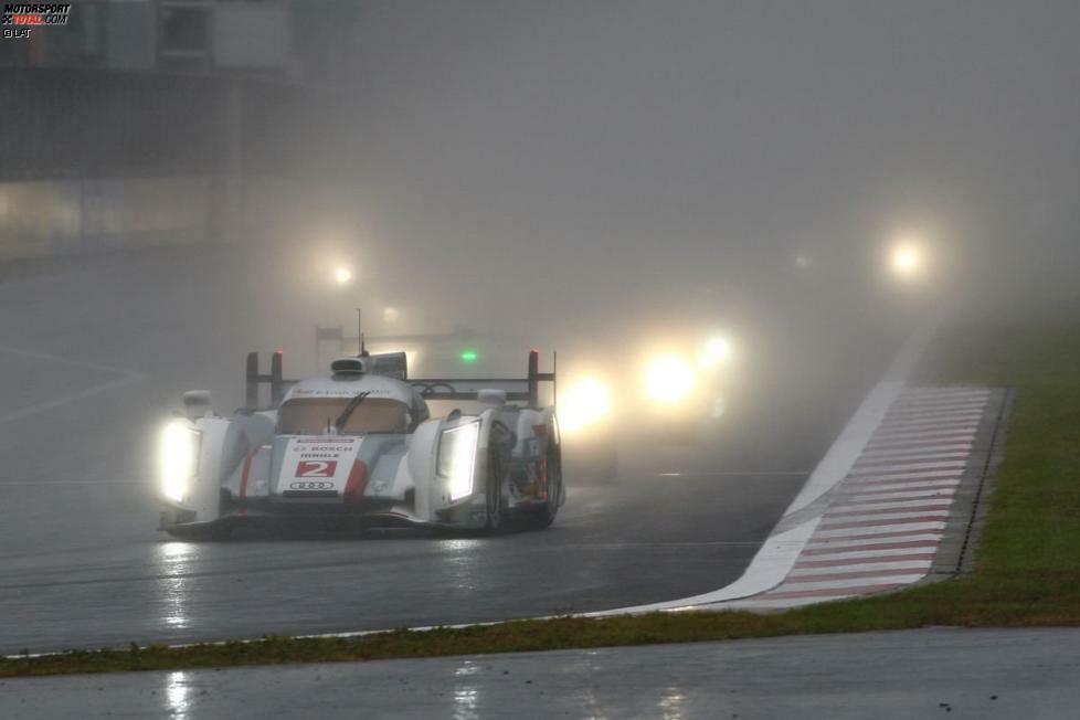 Das Rennen, das kein Rennen war: Fuji. Kristensen/McNish/Duval hatten sich für Platz vier qualifiziert, wurden nach Problemen der Konkurrenz als Zweite gewertet: die Vorentscheidung im Duell um die Krone.