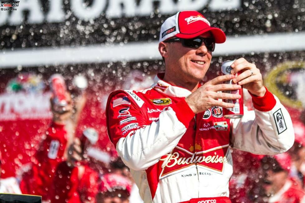 Dosenöffner: Kevin Harvick feiert seinen Sieg in seinem Budweiser-Duel standesgemäß