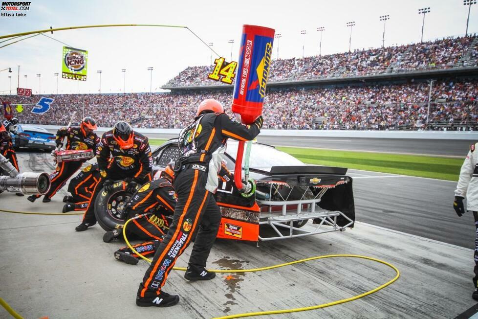 Tony Stewart ohne Heck und trotzdem beim Tanken - aufgegeben wird in der NASCAR nicht