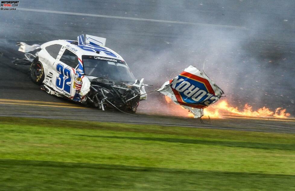 Kyle Larson crasht im Nationwide-Rennen - und steigt unverletzt aus seinem Wrack aus - Trümmerteile verletzen 28 Zuschauer