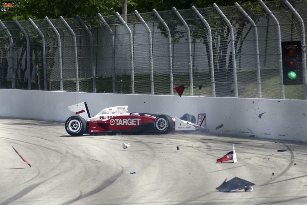 Nach den Formel-1-Tests zurück in den USA lernt Dixon die harte Seite des IndyCar-Racings in den Ovalen kennen. Der Trainigscrash in Milwaukee, der ihn die Teilnahme am Rennen kostet, ist Sinnbild für die Saison 2004, die der Ganassi-Pilot auf Rang zehn abschließt.