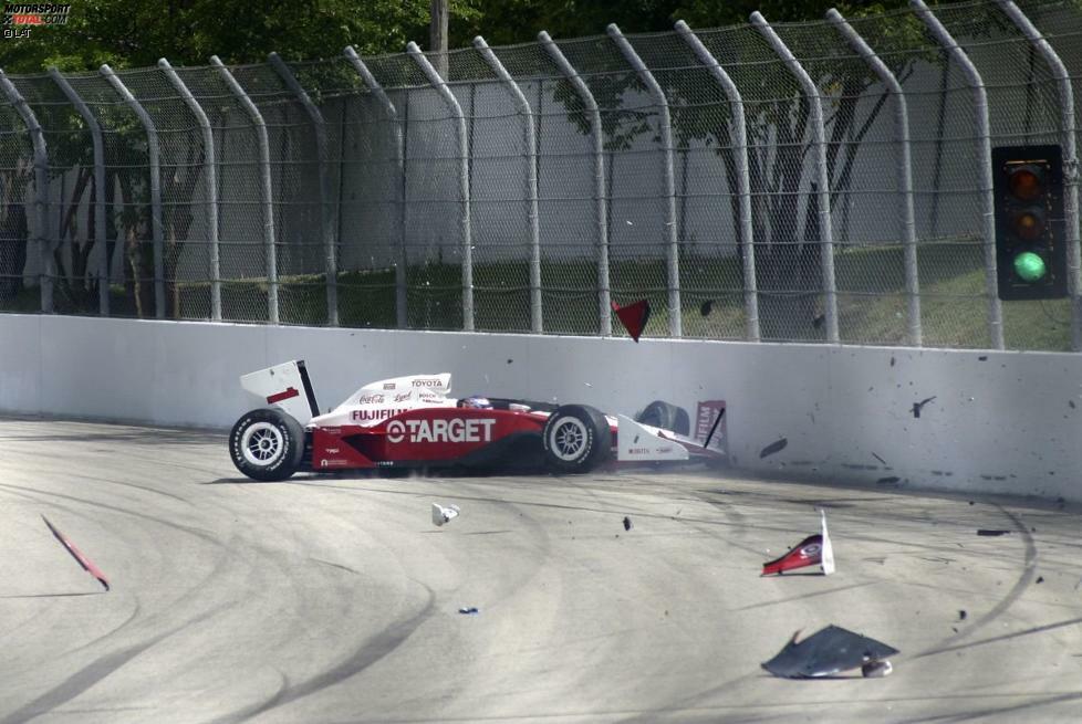 Nach den Formel-1-Tests zurück in den USA lernt Dixon die harte Seite des IndyCar-Racings in den Ovalen kennen. Der Trainigscrash in Milwaukee, der ihn die Teilnahme am Rennen kostet, ist Sinnbild für die Saison 2004, die der Ganassi-Pilot auf Rang zehn abschließt.