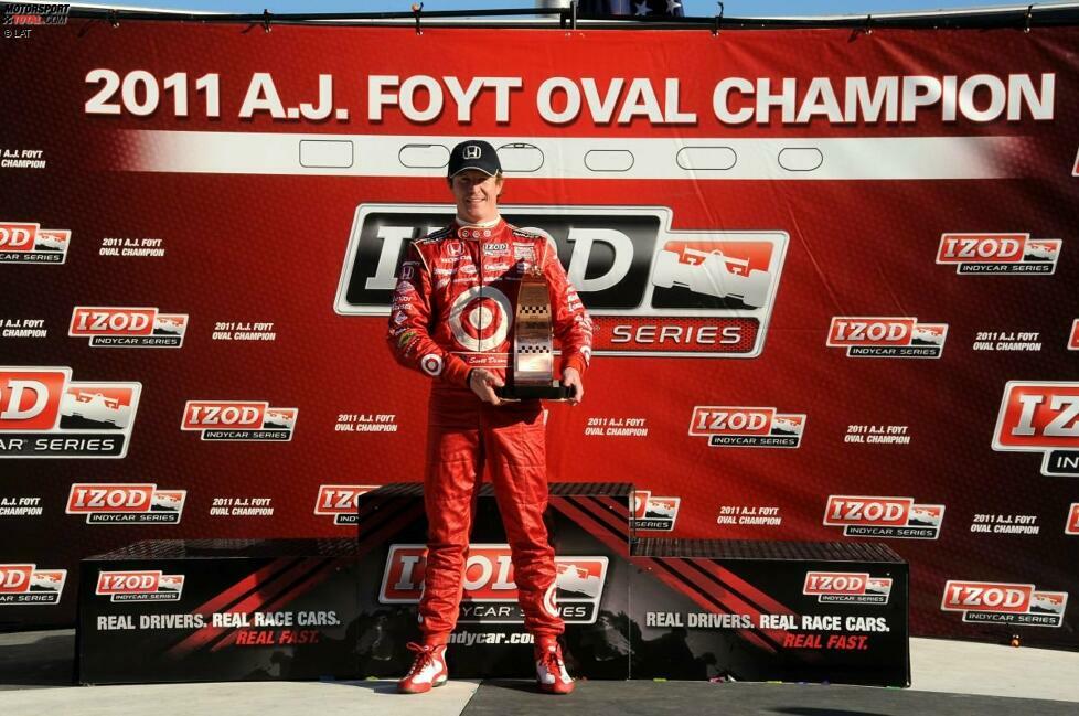 ... setzt sich der Neuseeländer zum Ende der Saison 2011 die Krone für den punktbesten Oval-Fahrer auf: Dixon gewinnt die A.J.-Foyt-Trophy. Das IndyCar-Jahr 2011 aber endet mit einer Tragödie: Beim Saisonfinale in Las Vegas verunglückt Dixons ehemaliger Teamkollege Dan Wheldon tödlich.