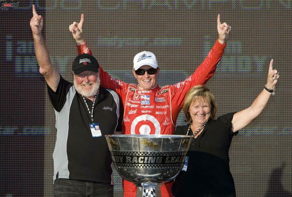 ... den er mit Vater Ron und Mutter Glenys gebührend feiert. Fünf Jahre nach dem Gewinn seines ersten Titels schlägt Scott Dixon ein zweites Mal zu.