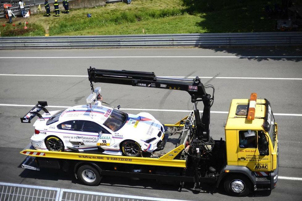 Und das bedeutete nichts anderes als das: Der Abschleppwagen musste ausrücken und das havarierte Auto von Martin Tomczyk bergen. Es war aber nicht der einzige Rennwagen, der 2013 nicht aus eigener Kraft an die Box zurückkehren konnte.